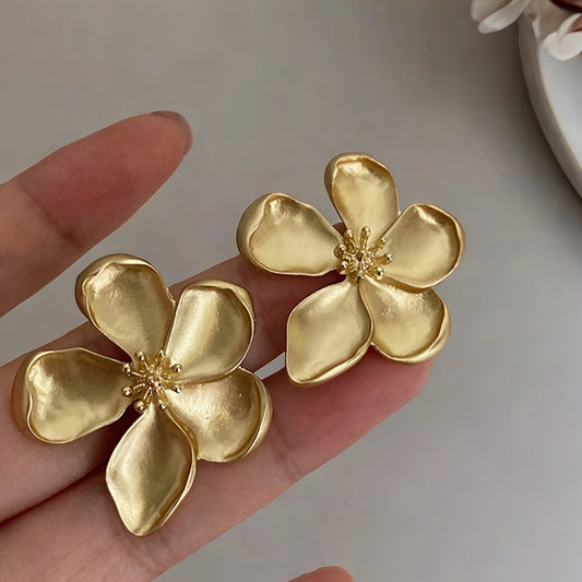 Elegante & Sexy Gouden Bloemvormige Stud Oorbellen voor Vrouwen - Roestvrijstalen Stekers, Perfect voor Dagelijks Gebruik of Feesten Lumié